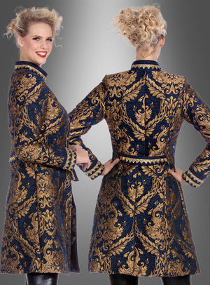 Eine Frau, die eine „Luxus Barock-Brokatjacke für Damen“ in Blau und Gold trägt, ist von vorne und von hinten vor einem grau verlaufenden Hintergrund zu sehen. Diese elegante Brokatjacke besticht durch exquisite Details, die von klassischen Barock-Gehrock-Stilen inspiriert sind.