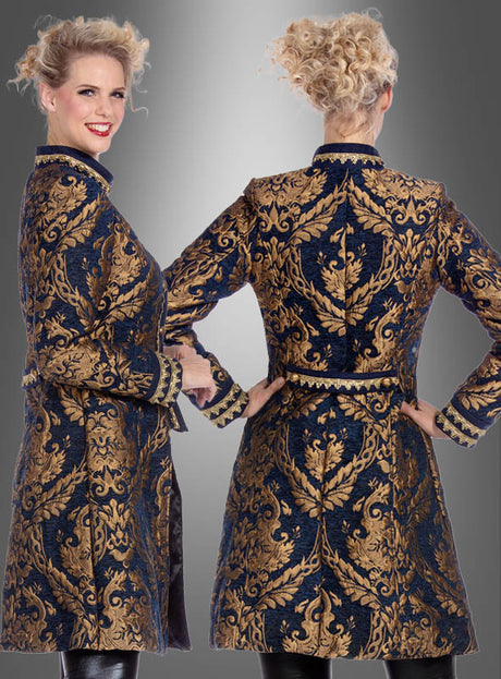 Eine Frau, die eine „Luxus Barock-Brokatjacke für Damen“ in Blau und Gold trägt, ist von vorne und von hinten vor einem grau verlaufenden Hintergrund zu sehen. Diese elegante Brokatjacke besticht durch exquisite Details, die von klassischen Barock-Gehrock-Stilen inspiriert sind.
