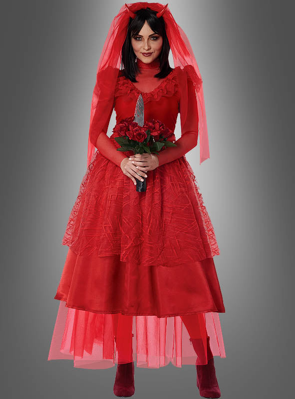 Vor einem grauen Hintergrund steht eine Person, die ein „Rotes Teufelsbraut“-Kostüm mit Schleier trägt und einen Strauß Rosen sowie ein großes Messer in der Hand hält.