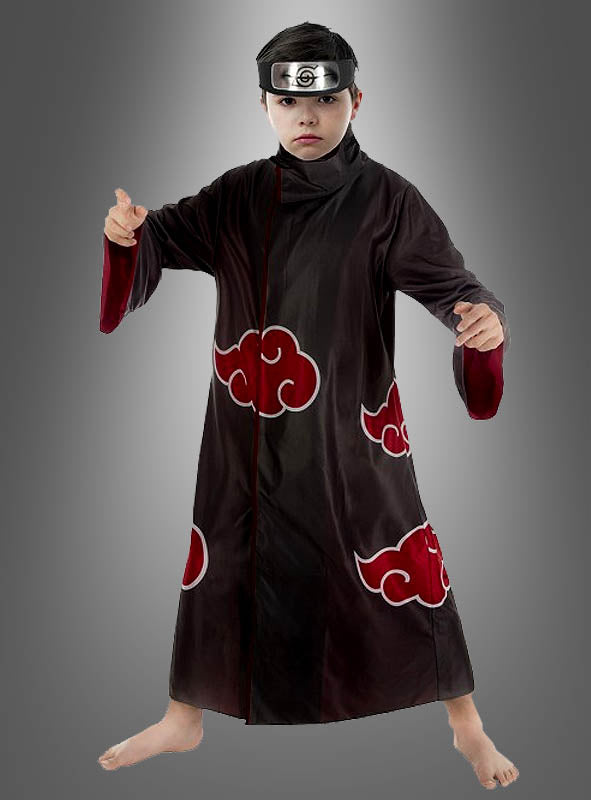 Ein Kind, das ein Itachi-Kinder-Cosplay-Kostüm aus „Naruto“ trägt – komplett mit Akatsuki-Gewand und Stirnband des Dorfes Konoha –, nimmt vor einem grauen Hintergrund eine Pose mit erhobenen Händen ein, um seinen Stolz auf den Uchiha-Clan zu demonstrieren.