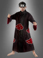 Ein Kind, das ein Itachi-Kinder-Cosplay-Kostüm aus „Naruto“ trägt – komplett mit Akatsuki-Gewand und Stirnband des Dorfes Konoha –, nimmt vor einem grauen Hintergrund eine Pose mit erhobenen Händen ein, um seinen Stolz auf den Uchiha-Clan zu demonstrieren.