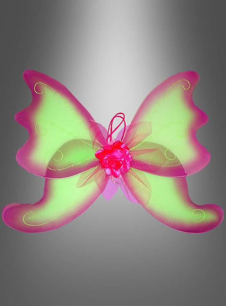 Grüne und rosa schmetterlingsförmige Feenflügel mit einer rosa Blume in der Mitte – perfekt als Accessoire für das „Zauberhafte Feenkostüm für Mädchen“ oder zur Vervollständigung deines zauberhaften Elfenkostüms, dargestellt vor einem grauen Hintergrund mit Farbverlauf.