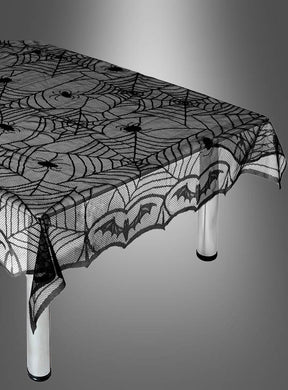Ein rechteckiger Tisch, gedeckt mit der Halloween-Tischdecke – einer schwarzen Spitzentischdecke mit Spinnennetzen, Spinnen und Fledermäusen auf grauem Hintergrund. Diese wiederverwendbare Halloween-Tischdecke verleiht Ihrer festlichen Dekoration einen gruseligen und zugleich eleganten Touch.