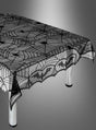 Ein rechteckiger Tisch, gedeckt mit der Halloween-Tischdecke – einer schwarzen Spitzentischdecke mit Spinnennetzen, Spinnen und Fledermäusen auf grauem Hintergrund. Diese wiederverwendbare Halloween-Tischdecke verleiht Ihrer festlichen Dekoration einen gruseligen und zugleich eleganten Touch.