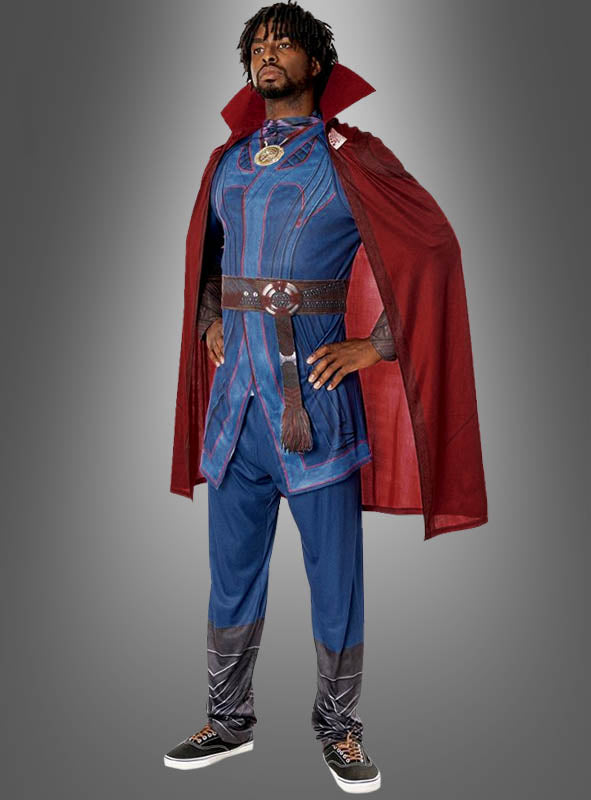 Vor einem grauen Hintergrund mit Farbverlauf steht eine Person selbstbewusst im „Doctor Strange“-Zweiteiler für Herren – einem auffälligen, von Marvel inspirierten Herrenkostüm, bestehend aus einem blau-roten Superhelden-Outfit mit Umhang, goldenem Medaillon und gemusterten Hosen.