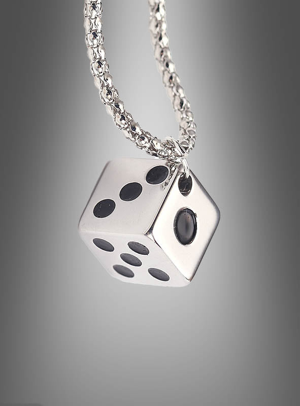 Eine silberne Halskette mit einem metallischen Würfelanhänger, auf dem die Zahlen fünf und eins vor grauem Hintergrund zu sehen sind – die elegante „Casino-Kette mit Würfel“ in Silber oder Gold ist das perfekte Accessoire für alle, die Glücksbringer-Schmuck lieben.