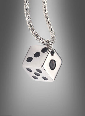 Eine silberne Halskette mit einem metallischen Würfelanhänger, auf dem die Zahlen fünf und eins vor grauem Hintergrund zu sehen sind – die elegante „Casino-Kette mit Würfel“ in Silber oder Gold ist das perfekte Accessoire für alle, die Glücksbringer-Schmuck lieben.