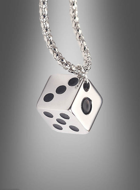 Eine silberne Halskette mit einem metallischen Würfelanhänger, auf dem die Zahlen fünf und eins vor grauem Hintergrund zu sehen sind – die elegante „Casino-Kette mit Würfel“ in Silber oder Gold ist das perfekte Accessoire für alle, die Glücksbringer-Schmuck lieben.