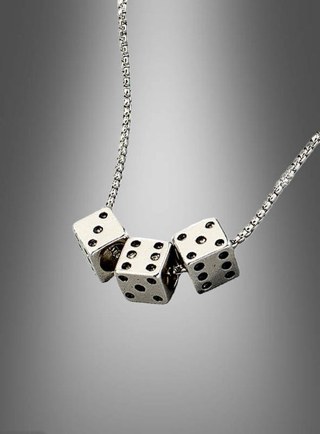 Wir präsentieren die Casino-Kette mit Würfeln in Silber oder Gold: Diese auffällige Halskette besticht durch drei Würfel-Anhänger aus Metall, die jeweils unterschiedliche Zahlen zeigen und vor einem grau abgestuften Hintergrund präsentiert werden. Als ein echter Blickfang unter den Glücksbringer-Schmuckstücken verleiht sie Ihrer Sammlung einen Hauch von Las-Vegas-Flair.