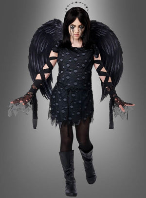 Ein Mädchen trägt das „Schwarzer Engel“-Kostüm für Mädchen mit schwarzen Flügeln, Heiligenschein, schwarzen Handschuhen und schwarzen Make-up-Streifen unter den Augen vor grauem Hintergrund – das ideale Kinderkostüm für Halloween.