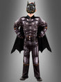 Ein Kind steht mit den Händen in den Hüften und trägt das Batman Original Kinderkostüm – komplett mit Umhang und Maske – und blickt selbstbewusst vor sich hin vor einem grauen Hintergrund. Dieses auffällige DC Comics-Lizenzkostüm fängt den ikonischen Superhelden-Look für jeden jungen Fan perfekt ein.