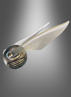 Ein metallischer Goldener Schnatz – Quidditch mit aufwendigen Strukturen auf der Kugel und transparenten, gerippten Flügeln, die an beiden Seiten hervorstehen; dieses offiziell lizenzierte Produkt ist das perfekte Accessoire für jedes Harry-Potter-Kostüm.