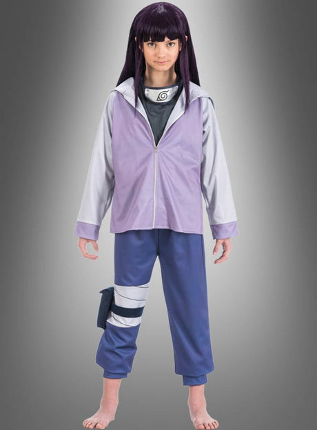 Ein Kind, das das Hinata-Kostüm aus Naruto in Lila und Grau trägt – komplett mit Stirnband und Beutel –, steht barfuß vor einem grauen Hintergrund mit Farbverlauf – ideal für jede Cosplay-Veranstaltung oder jeden Anlass, bei dem ein Naruto-Kostüm gefragt ist.