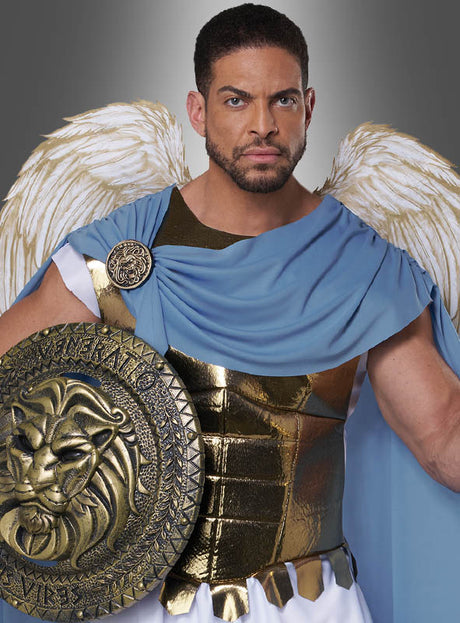 Ein Mann, gekleidet in das Erzengel-Michael-Herrenkostüm mit goldener Rüstung, einem Schild mit Löwenwappen, einer blauen Schärpe und weißen Flügeln – ideal für ein Engel-Herrenkostüm –, steht vor einem grauen Hintergrund.