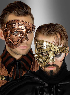 Zwei Männer tragen mechanische Steampunk-Halbmasken – der eine die markante Steampunk-Halbmaske im Stil der 20er Jahre aus Kupfer, der andere eine auffällige Version aus Messing –, vor einem grauen Hintergrund mit Farbverlauf. Beide haben braunes Haar und tragen dunkle Steampunk-Kostüme im viktorianischen Stil, was eine stimmungsvolle und stilvolle Szene schafft.