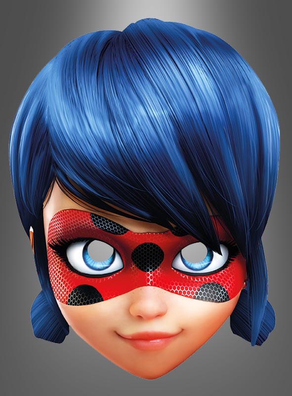 Eine 3D-animierte Figur, die von der „Ladybug-Maske aus Miraculous“ inspiriert ist, mit blauen Haaren und einer roten Maske mit schwarzen Punkten, blickt mit einem leichten Lächeln vor sich hin vor einem grauen Hintergrund.