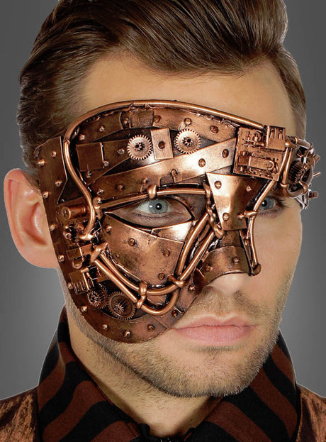Ein Mann, der eine Steampunk-Halbmaske im Stil der 20er Jahre in Metallic-Kupfer oder -Gold trägt, die mit Zahnrädern und Nieten verziert ist und die rechte Seite seines Gesichts bedeckt.
