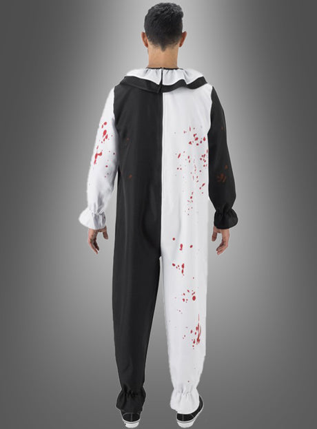 Eine Person, die das „Terrifier“-Kostüm „Horrorclown Art the Clown“ in Schwarz-Weiß mit künstlichen Blutflecken trägt, von hinten vor einem grauen Hintergrund mit Farbverlauf fotografiert, was an den beunruhigenden Stil von „Art the Clown“ erinnert.