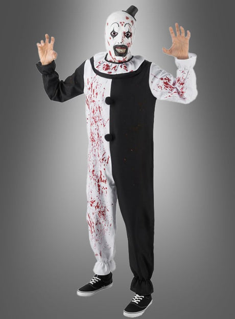 Eine Person im „Terrifier“-Kostüm „Horrorclown Art the Clown“ – mit Blutspritzern, einer weißen Maske mit übertriebenem Mund und erhobenen Händen – posiert vor einem grauen Hintergrund – ideal für Fans des berüchtigten „Art the Clown“ oder alle, die auf der Suche nach einem gruseligen Kostüm sind.