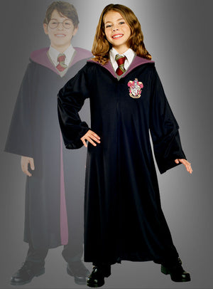 Zwei Kinder, gekleidet in die Hermine-Granger-Gryffindor-Robe, komplett mit schwarzen Zauberergewändern und rot-goldenen Krawatten – eines steht selbstbewusst im Vordergrund, während das andere sanft in den Hintergrund übergeht –, vor einem grauen Farbverlaufshintergrund: perfekt für jedes Harry-Potter-Kostüm oder Hermine-Granger-Kostüm-Ensemble.