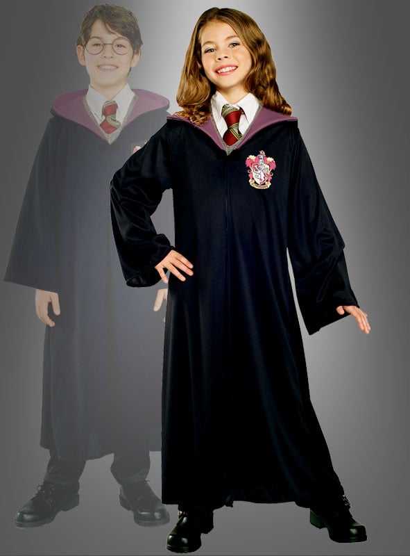 Ein Mädchen im Vordergrund und die schemenhafte Gestalt eines Jungen im Hintergrund tragen beide identische Hermine-Granger-Gryffindor-Roben, bestehend aus schwarzen Roben, gestreiften Krawatten und gestickten Hauswappen, die von den klassischen Harry-Potter-Kostümen inspiriert sind.