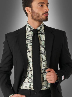 Ein Mann in schwarzem Anzug und schwarzer Krawatte trägt ein „Geldschein Hemd Cashanova OppoSuits“-Hemd mit einem Aufdruck in Form eines US-Dollar-Scheins und steht vor einem grauen Hintergrund mit Farbverlauf.