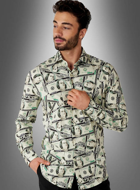 Ein Mann steht da, eine Hand in der Hosentasche, und trägt das auffällige „Geldschein-Hemd Cashanova“ von OppoSuits – ein Herrenhemd mit Knopfleiste, das mit lebhaften Aufdrucken von US-Dollar-Scheinen verziert ist.