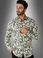 Ein Mann steht da, eine Hand in der Hosentasche, und trägt das auffällige „Geldschein-Hemd Cashanova“ von OppoSuits – ein Herrenhemd mit Knopfleiste, das mit lebhaften Aufdrucken von US-Dollar-Scheinen verziert ist.