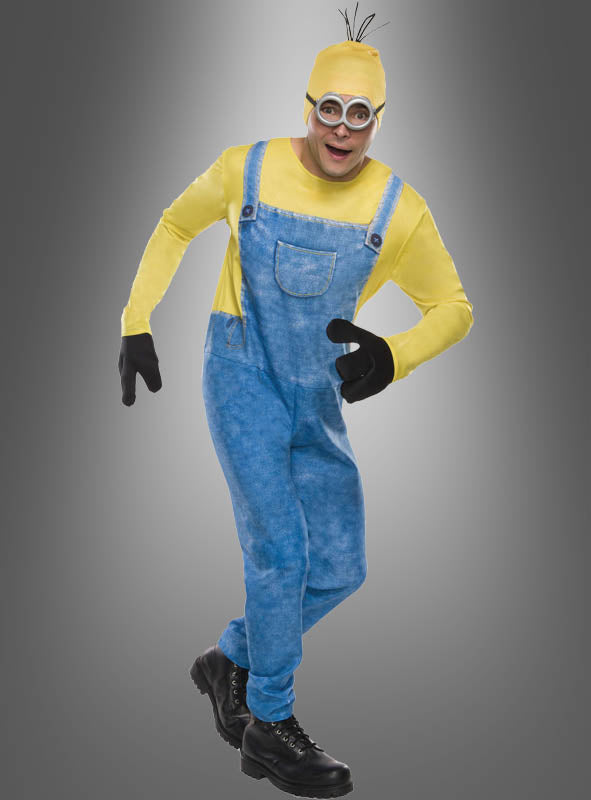 Eine Person, die als Minion im „Minion-Kostüm Kevin Filmkostüm“ verkleidet ist – sie trägt einen blauen Jeans-Overall, ein gelbes Hemd, eine Schutzbrille, schwarze Handschuhe und Stiefel –, steht vor einem grauen Hintergrund mit Farbverlauf.