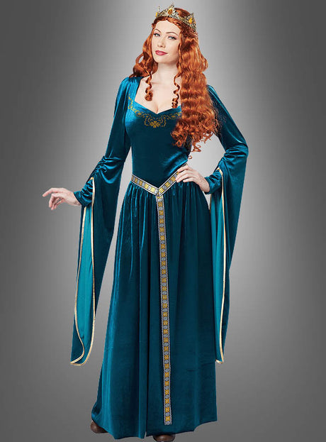 Eine Person trägt das „Lange Mittelalterkleid in Petrol, Königin Guinevere“ aus Samt mit goldener Borte, ausgestellten Ärmeln, goldenem Gürtel und Krone und steht vor einem grauen Hintergrund.