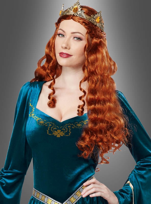 Vor einem grauen Hintergrund steht eine Frau mit langen, lockigen roten Haaren, die an die königliche Ausstrahlung von Königin Guinevere erinnert. Sie trägt eine mit Edelsteinen besetzte Krone und das „Langes Mittelalterkleid petrol Königin Guinevere“ aus luxuriösem Samtstoff, das mit Goldstickereien verziert ist.