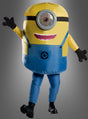 Eine Person, die das aufblasbare Minion-Kostüm „Stuart“ trägt – bestehend aus einem gelben Oberkörper, einer blauen Latzhose, einem großen Auge und schwarzen Handschuhen –, steht vor einem grauen Hintergrund.