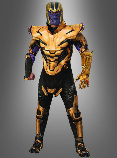 Eine Person trägt das „Thanos Herren Marvel Endgame“-Kostüm, das aus einer detailreichen gold-schwarzen Rüstung mit Helm, einem violetten Gesicht und einem goldenen Handschuh besteht, und steht vor einem grauen Hintergrund mit Farbverlauf.