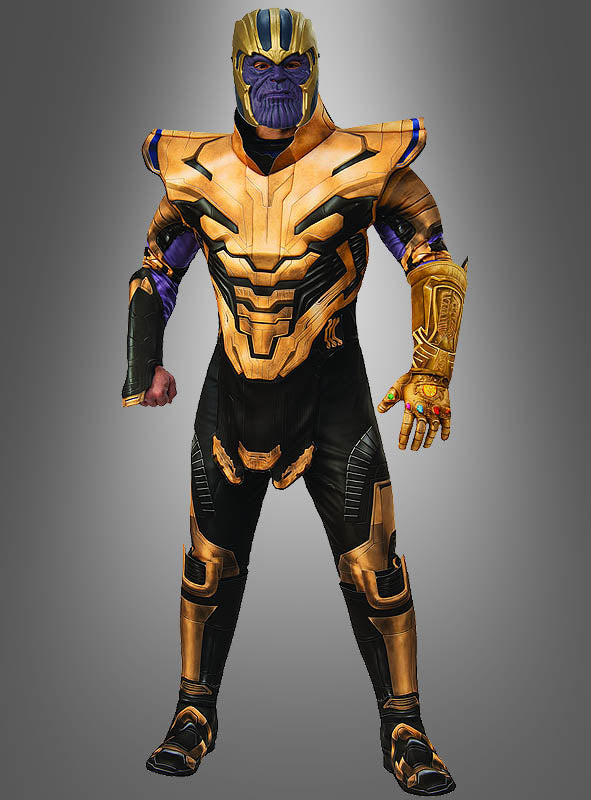 Eine Person trägt das „Thanos Herren Marvel Endgame“-Kostüm, das aus einer detailreichen gold-schwarzen Rüstung mit Helm, einem violetten Gesicht und einem goldenen Handschuh besteht, und steht vor einem grauen Hintergrund mit Farbverlauf.