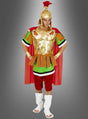 Eine Person, die das Asterix-Römerkostüm „Centurio“ trägt – bestehend aus einem goldenen Helm, einer Brustpanzerung, einem roten Umhang und Sandalen –, steht vor einem schlichten grauen Hintergrund.
