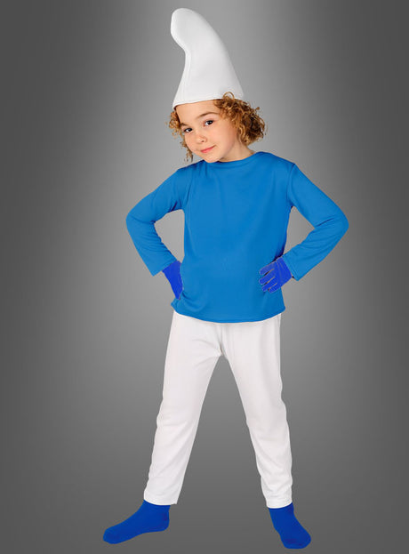 Ein Kind posiert in dem „Blauer Zwerg“-Kinderkostüm, bestehend aus einer weißen Mütze, einem blauen Hemd, einer weißen Hose, blauen Handschuhen und blauen Socken, vor einem grauen Hintergrund. Dieses bezaubernde „Blauer Zwerg“-Kinderkostüm eignet sich perfekt für festliche Anlässe oder fantasievolle Rollenspiele.