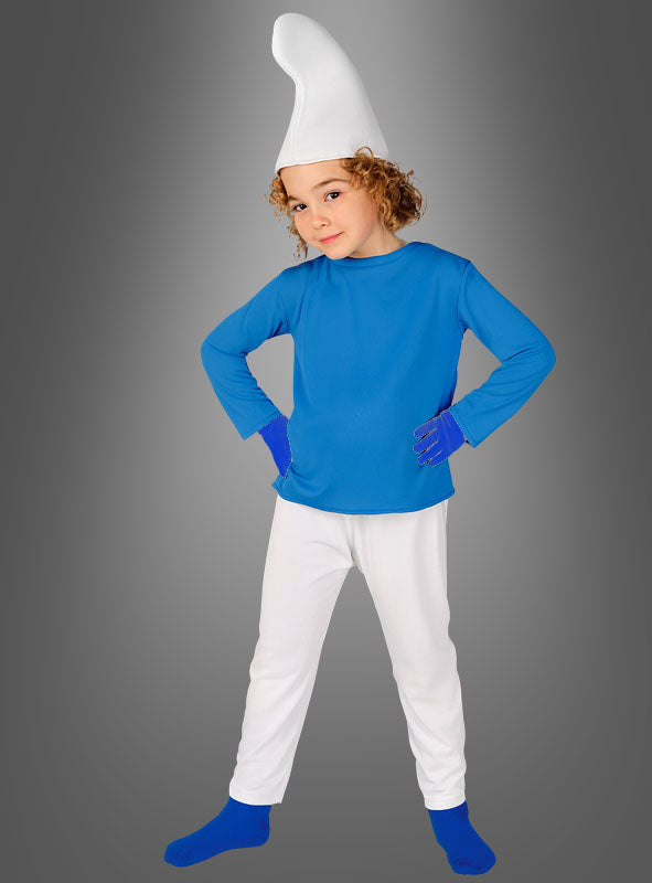 Ein Kind posiert in dem „Blauer Zwerg“-Kinderkostüm, bestehend aus einer weißen Mütze, einem blauen Hemd, einer weißen Hose, blauen Handschuhen und blauen Socken, vor einem grauen Hintergrund. Dieses bezaubernde „Blauer Zwerg“-Kinderkostüm eignet sich perfekt für festliche Anlässe oder fantasievolle Rollenspiele.