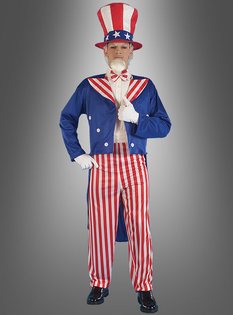 Eine Person im „Onkel Sam“-Kostüm, der US-amerikanischen Nationalfigur, bestehend aus einem blauen Mantel, rot-weiß gestreiften Hosen, einer Fliege und einem Zylinder, steht vor einem grauen Hintergrund.