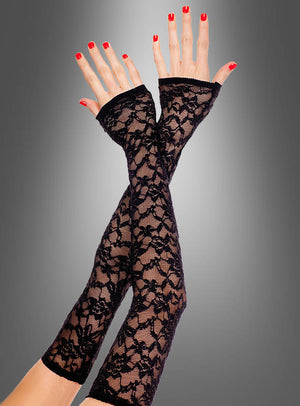 Zwei Arme, an den Handgelenken verschränkt, mit fingerlosen langen Handschuhen mit Spitze und rotem Nagellack, vor einem grauen Hintergrund mit Farbverlauf.