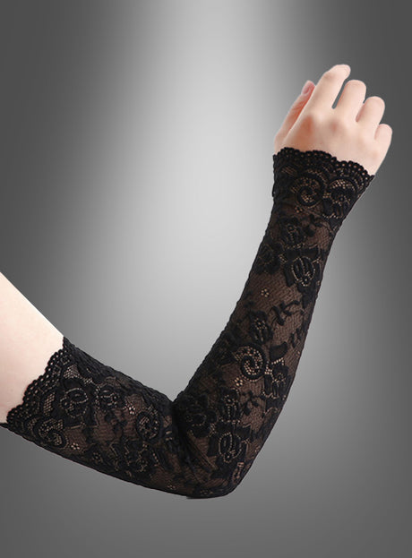 Vor einem grauen Farbverlaufshintergrund ist eine Hand zu sehen, die einen langen, schwarzen Handschuh aus Blumenspitze trägt – ähnlich den „Fingerlosen Handschuhen lang mit Spitze“ –, der vom Handgelenk bis über den Ellbogen reicht.