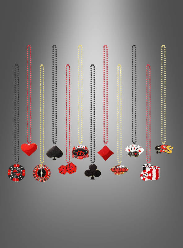 Zwölf Halsketten aus dem „Casino Ketten 12er-Set“ mit Anhängern in Form von Spielkarten, Würfeln, Spielfarben und Spielchips sind vor einem grau verlaufenden Hintergrund zu sehen – perfekt als Las-Vegas-Partyschmuck oder als originelle Gastgeschenke.