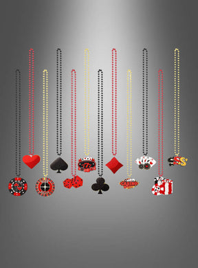 Zwölf Halsketten aus dem „Casino Ketten 12er-Set“ mit Anhängern in Form von Spielkarten, Würfeln, Spielfarben und Spielchips sind vor einem grau verlaufenden Hintergrund zu sehen – perfekt als Las-Vegas-Partyschmuck oder als originelle Gastgeschenke.