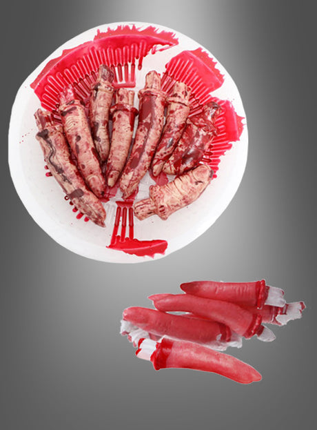 Auf einem Teller liegen mehrere „Körperteile Halloween-Deko-Finger“ – realistisch aussehende, abgetrennte künstliche Körperteile, die mit Kunstblut bespritzt sind – für eine gruselige Halloween-Dekoration; weitere dieser unheimlichen künstlichen Finger sind auf der Fläche darunter verstreut, alles vor einem grauen Hintergrund.