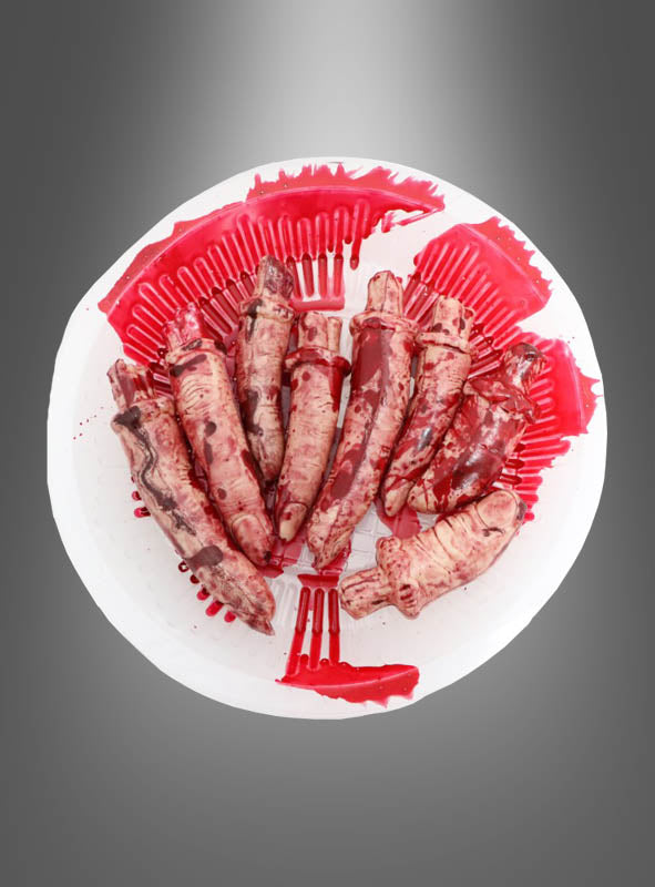 Auf einem weißen Teller liegen acht realistisch gestaltete Halloween-Dekofinger, die jeweils mit Kunstblut bespritzt und kreisförmig auf einem grau abgestuften Hintergrund angeordnet sind – perfekt für alle, die gruselige, blutige Finger-Requisiten als unheimliche Körperteil-Dekoration lieben.