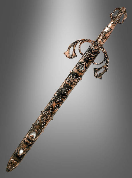 Das Fantasy-Schwert „Schwert und Scheide kupfergold 65 cm“ besticht durch seine kunstvolle Bronzeoberfläche und die filigranen Schnitzereien an Griff und Scheide. Es verfügt über dekorative Schlingen und Muster, die an ein antikes Schwert erinnern, und wird elegant vor einem grau verlaufenden Hintergrund präsentiert.