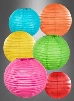 Sechs farbenfrohe Papierlaternen in kräftigen Farben (20–45 cm) in Blau, Orange, Gelb, Grün, Rosa und Rot sind vor einem grauen Hintergrund mit Farbverlauf zu sehen – perfekt als Partydekoration oder Dekoration für eine Gartenparty.