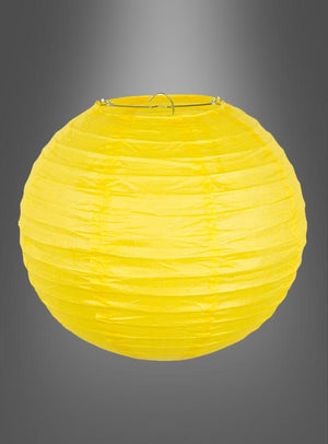Papierlaternen in kräftigen Farben, 20–45 cm, in leuchtendem Gelb mit gerippter Oberfläche, präsentiert vor einem grauen Hintergrund mit Farbverlauf. Die kugelförmige Laterne verfügt über einen Metallrahmen an der Oberseite und eignet sich ideal als Dekoration für Gartenpartys oder als stilvolle Partydekoration für Ihre nächste Feier.
