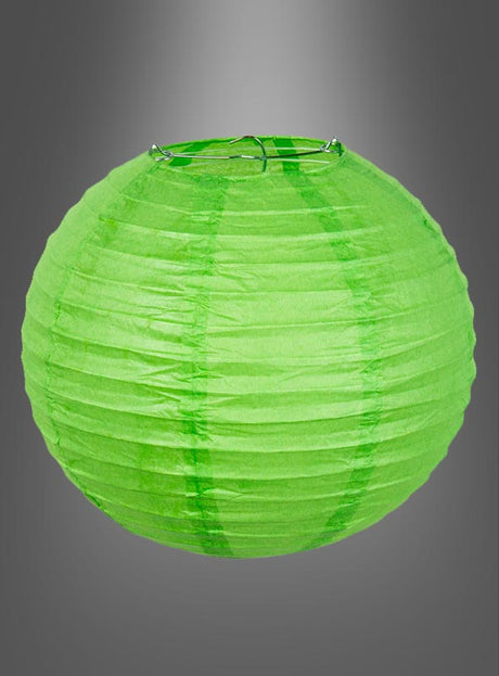 Ein runder, grüner Papierlampion in kräftigen Farben (20–45 cm) mit horizontalen Rillen ist vor einem schlichten, grauen Hintergrund mit Farbverlauf aufgehängt. Diese elegante Laterne ist die perfekte Wahl für die Partydekoration und verleiht Ihrer Gartenparty-Dekoration einen Hauch von Charme.