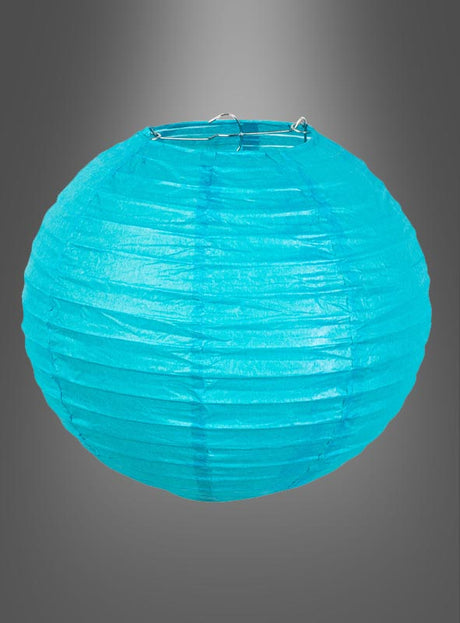 Ein „Papierlampion in kräftigen Farben, 20–45 cm“ in Türkis mit Metallrahmen wird vor einem grau verlaufenden Hintergrund gezeigt und eignet sich daher ideal als Partydekoration oder für die Gestaltung einer Gartenparty.