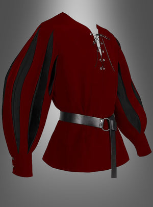 Das „Edles Mittelalter“-Hemd in Rot-Schwarz mit schwarzen, aufgeschlitzten Ärmeln, einer Schnürung vorne und einem passenden schwarzen Gürtel verkörpert perfekt den Look eines Renaissance-Herrenhemdes – ideal, um Ihr Musketier-Kostüm abzurunden. Abgebildet vor einem neutralen Hintergrund mit Farbverlauf.